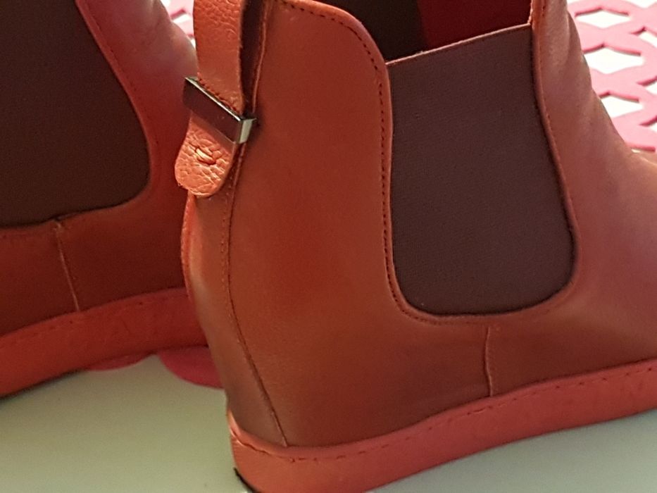 Sneakersy na koturnie jak nowe Carinii skórzane czerwone,  r. 39