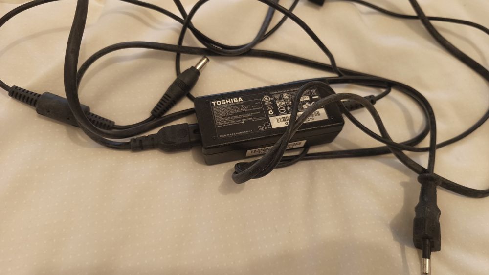 Toshiba NB500 com carregador - usado