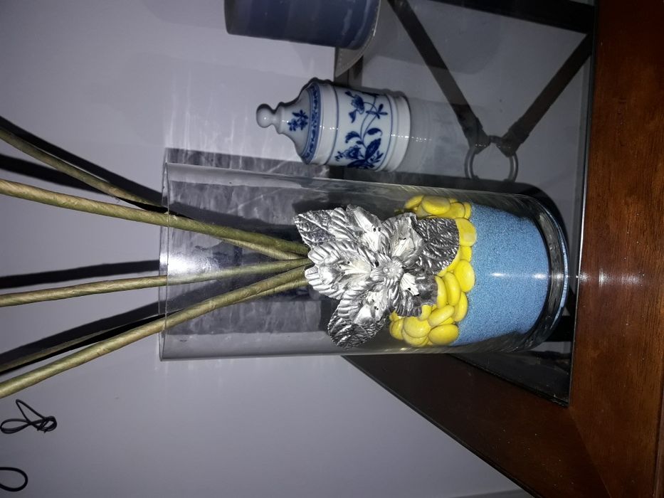 Jarra de vidro com flor em estanho