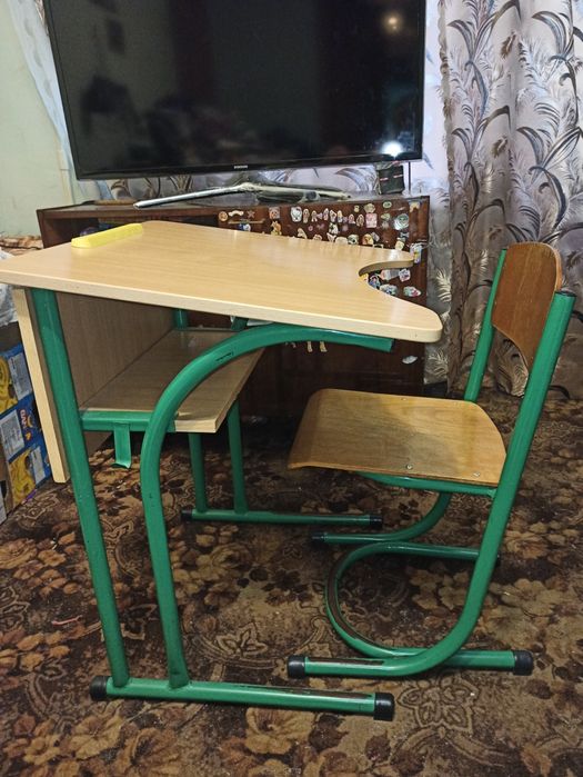 Школьная парта со стулом