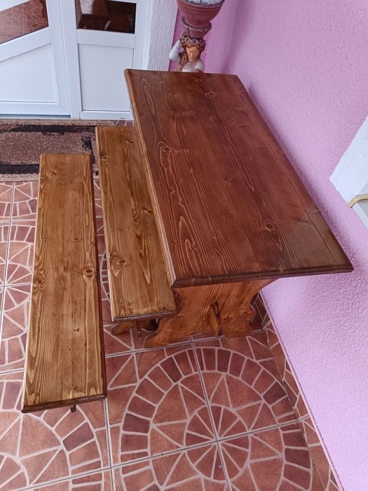 Стіл з лавками..