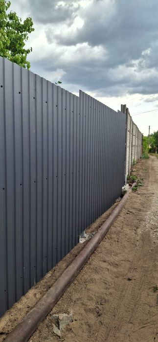 Монтаж забора из профнастила. Установка забора из профанстила под ключ