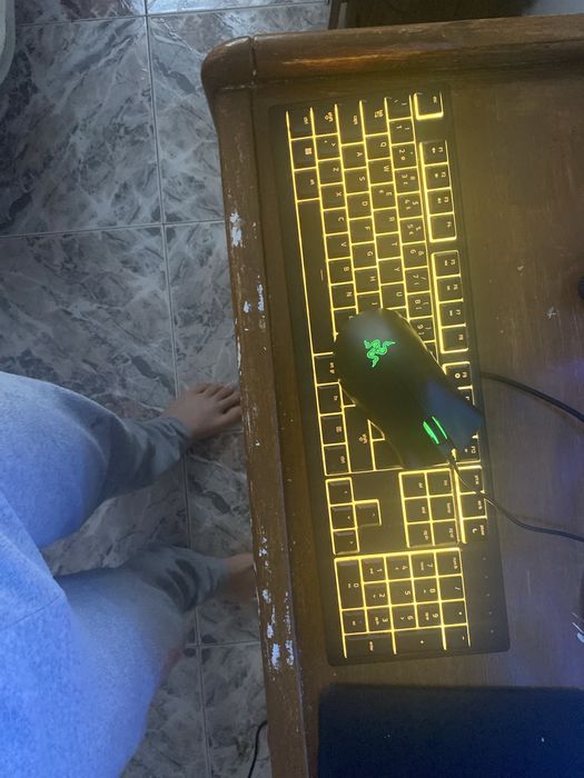 Vendo teclado ,rato da razer com um tapete um monitor que custou muito caro colunas ps4 com led com cabos para os comandos um e a parte que eu paguei