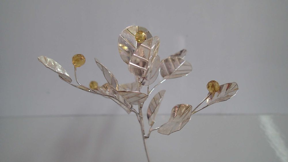 Peça decorativa em prata e acrílico