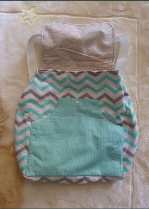 Vende-se mochila de tecido para bebé.