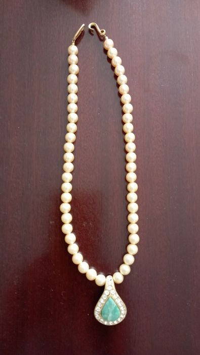 Colar de pérolas com pendente