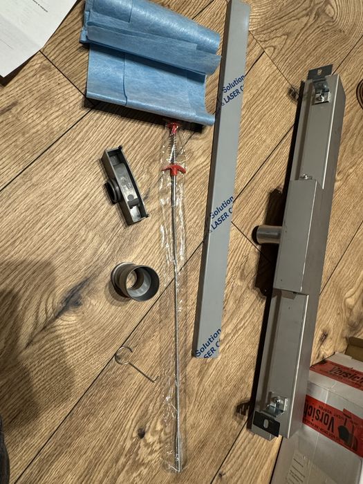 Odpływ ścienny 700mm z pokrywą odpływu.