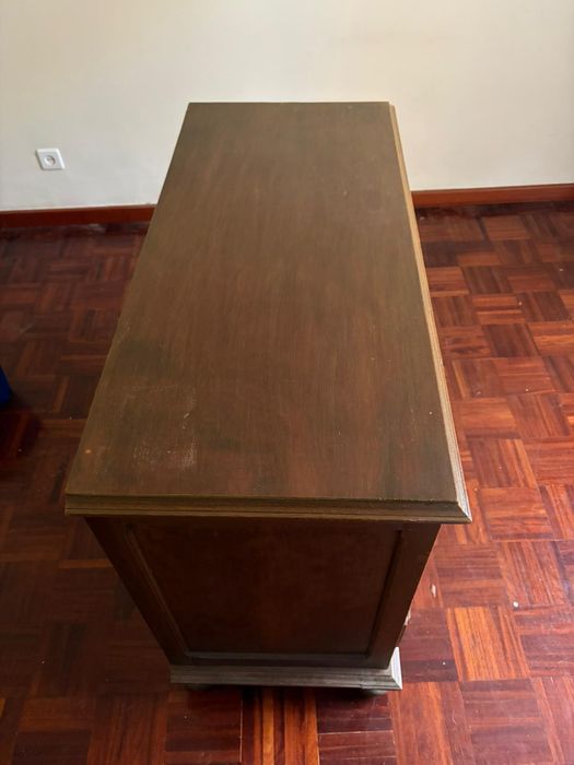 Cómoda de madeira maciça com quatro gavetas e puxadores de metal