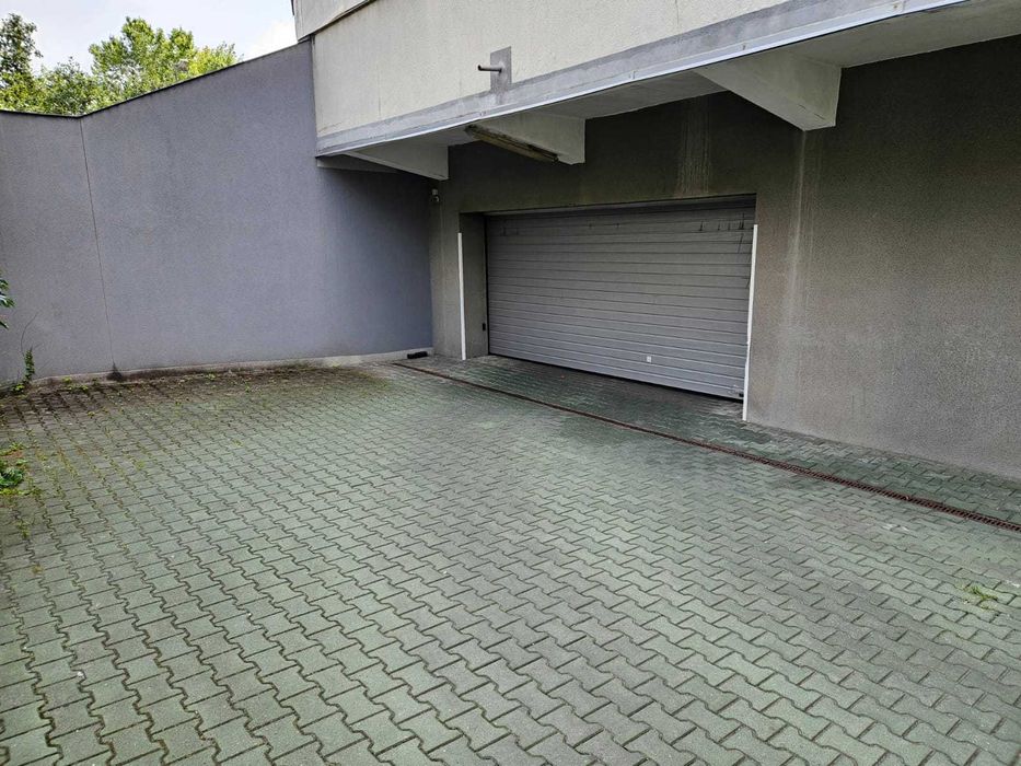 Koniec z szukaniem miejsca na ulicy! 38m² na 3 auta – Szablowskiego 3