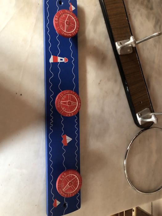 Cabides e suportes de toalhas diferentes