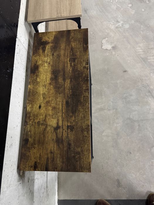 Sapateira com tampo de madeira e metal preto