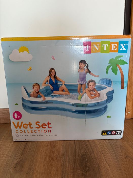 Piscina insuflável com assentos ainda embalada