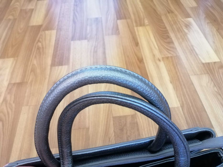 Сумка сірого кольору із сріблястим відтінком