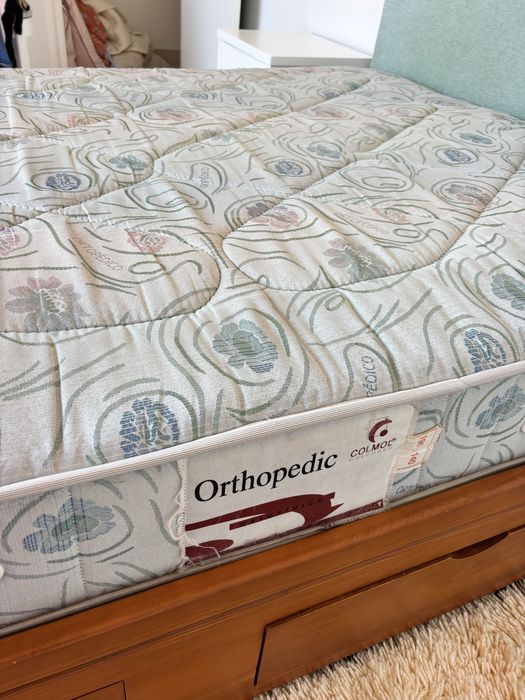 Cama em pinho mel com 4 gavetões + estrado + colchão