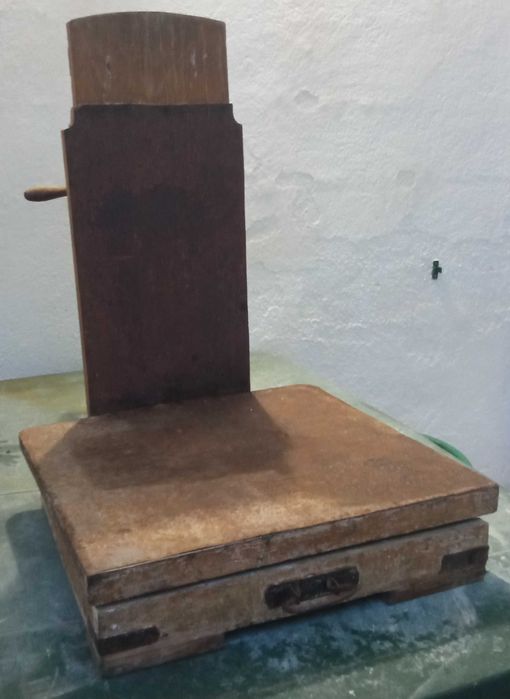 Balança decimal de chão em madeira e ferro (vintage)