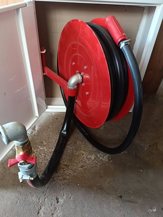 Пожежний шланг в корпусі кран комплект пожежна шафа