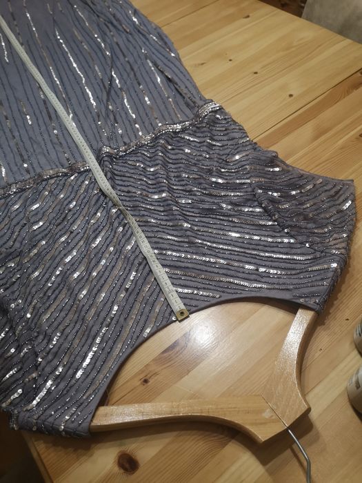 Piękna suknie balowa z cekinami sprzedam.