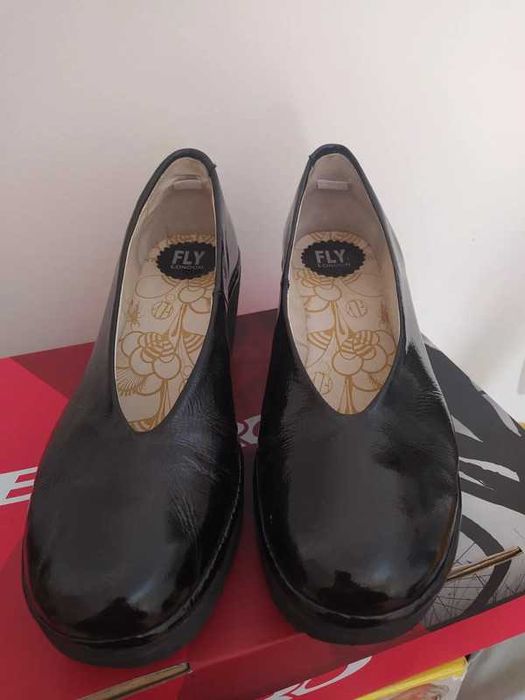 Sapatos Fly by London como novos
