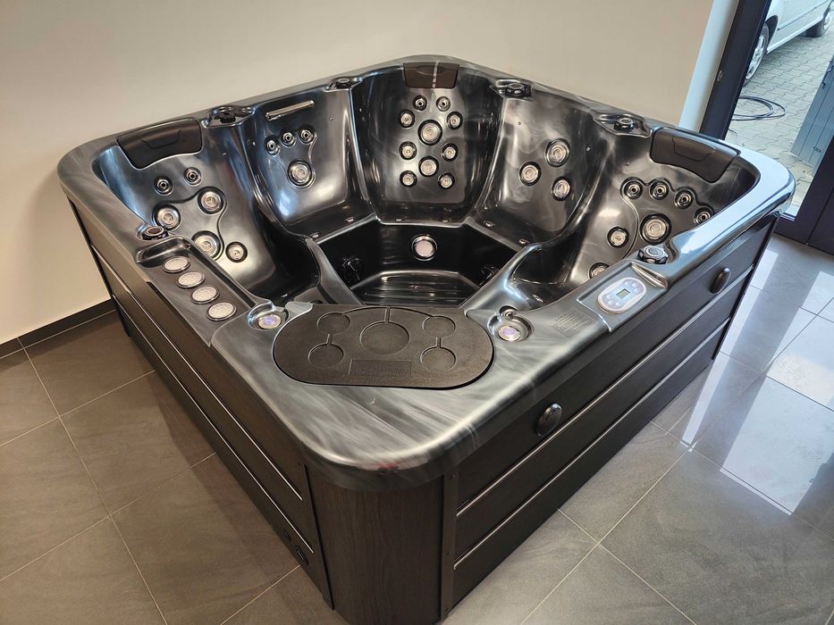 Luksusowe jacuzzi 218x218 cm , 2 lezanki ,63 dysze , pelne wyposazenie