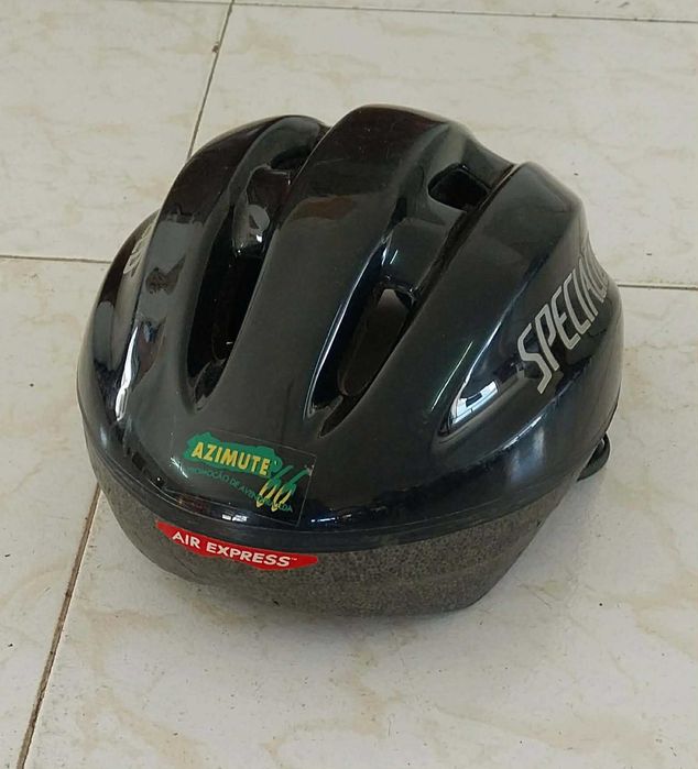 Capacete de Ciclismo de Encaixe Ajustável marca "Specialized"