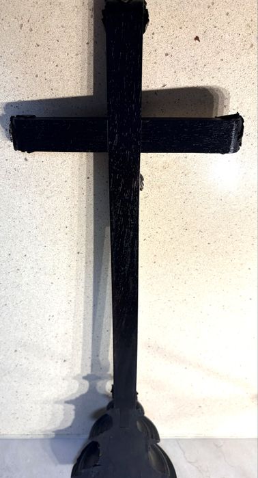 Antigo crucifixo em Pau Santo com Cristo e adornos Memento Mori e Cherubins em latão - Sec. XIX