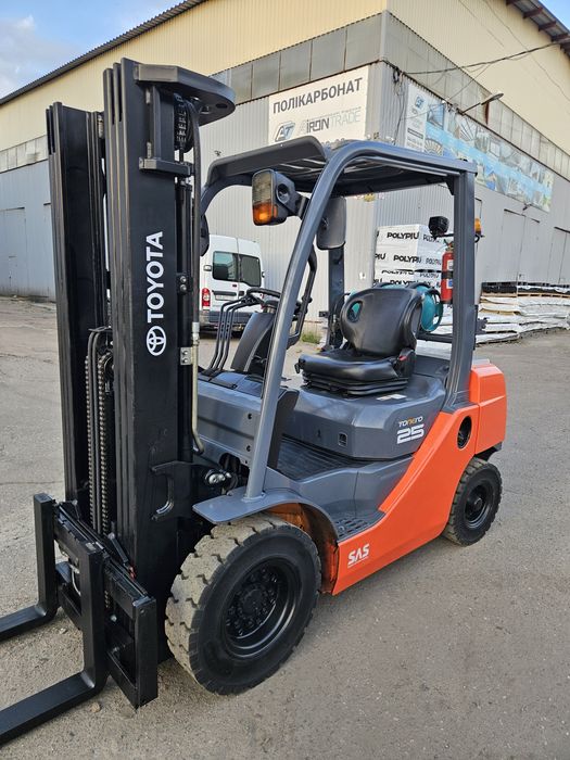 Вилковий навантажувач Toyota 2,5 т газ/бензин. Вилочный погрузчик Тойота б/у