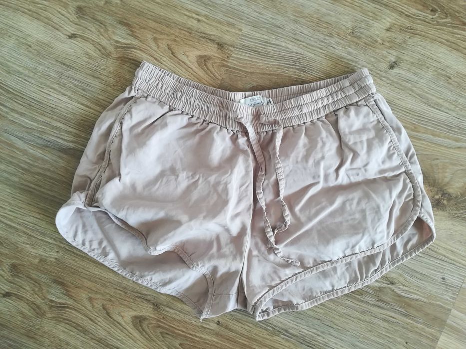 Beżowe spodenki firmy H&M