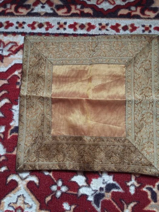 Вышитое бисером покрывало