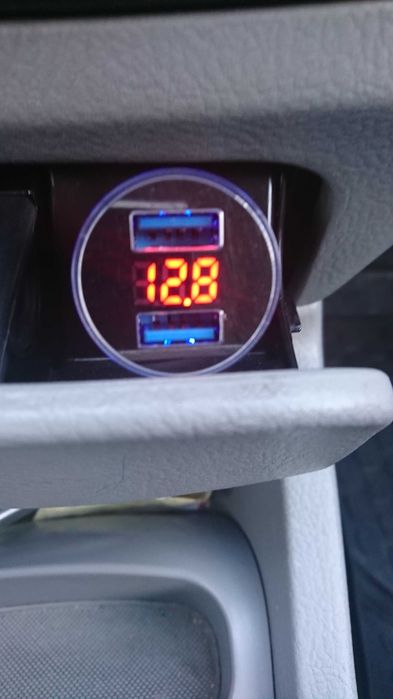 Зарядка в авто для телефону  Вольтметр12-24