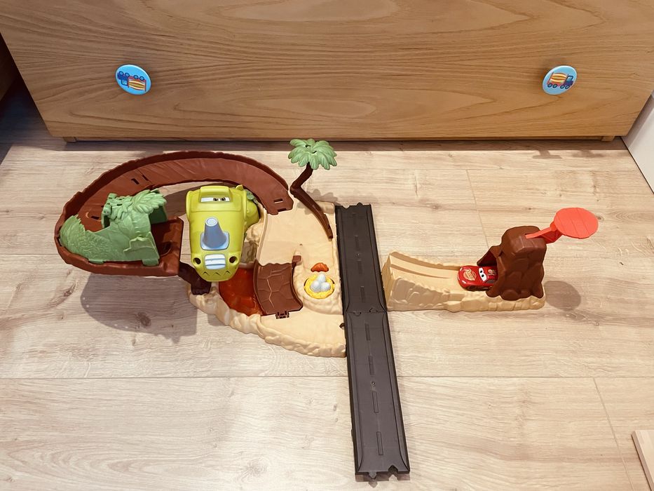 Pista Dinossauro “atira o Faísca” + Faisca McQueen
