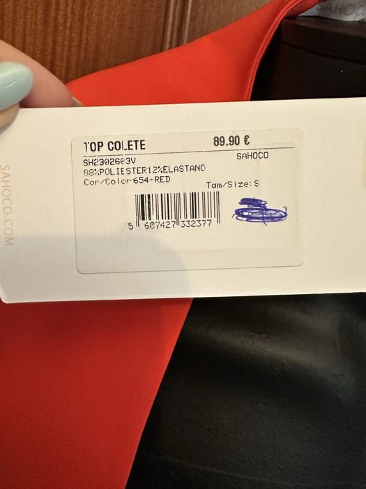 Colete vermelho Sahoco com botões dourados em forma coração