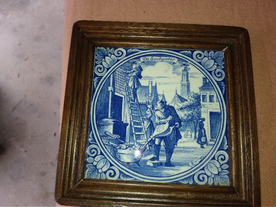 2 azulejos com moldura em madeira