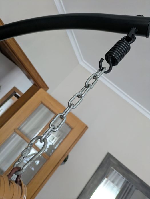 Baloiço suspenso com estrutura metálica e almofadas