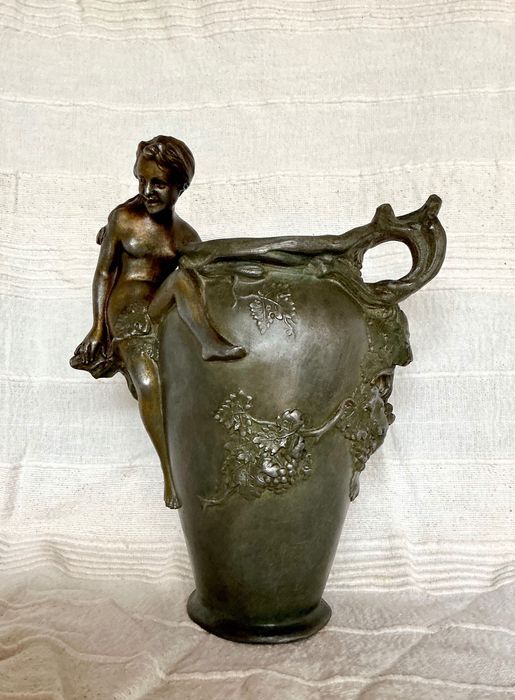 Jarra de bronze patinado Arte Nova