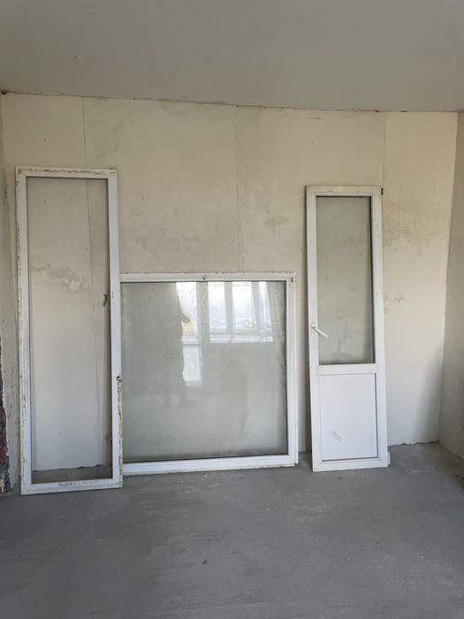 Продам 2 пластиковых окна и балконный  блок