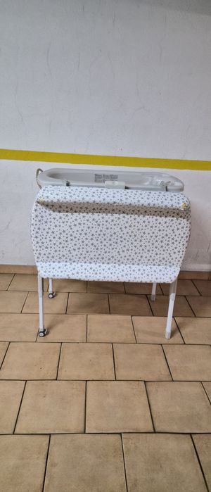 Vendo banheira com muda-fraldas Jané para bebé.