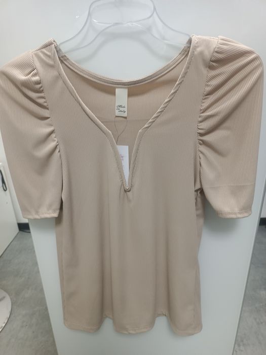 Bluzka damska z ozdobnym dekoltem