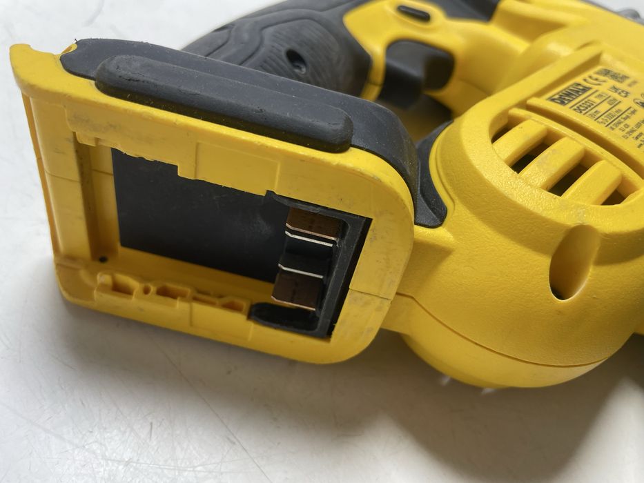 Акумуляторний лобзик DeWalt DCS331