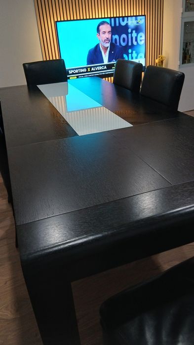 Mesa de jantar  e cadeiras.