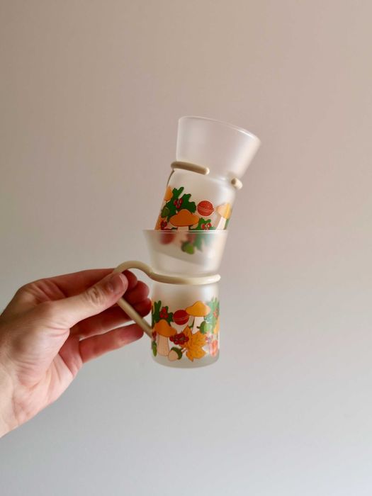 Par de copos vintage em vidro fosco e com asa removível; outonal