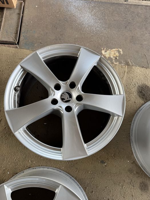 Felgi aluminiowe Dezent ET 30 8jx18” 5x112 Audi Skoda Seat VW