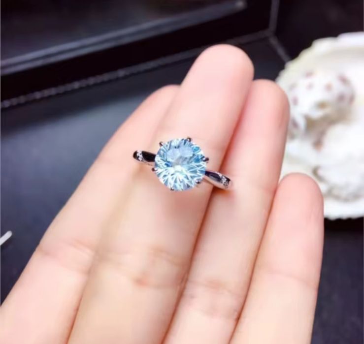 Nowy srebrny pierścionek z topazem