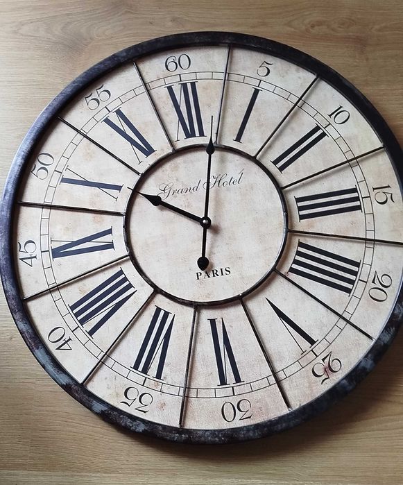 Relógio de parede em metal