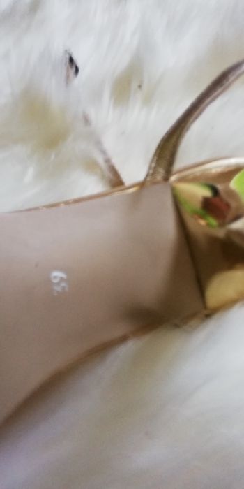 Szpileczki złote paski eleganckie Beatrix 39