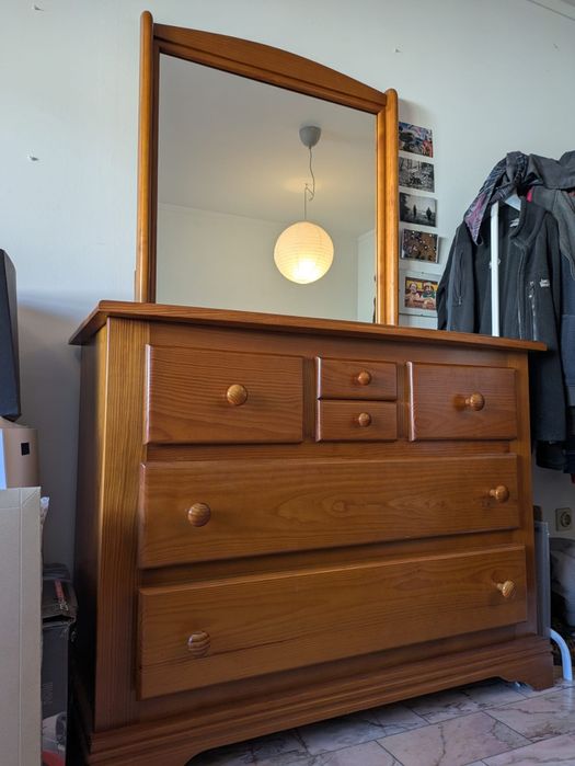 Cómoda em madeira maciça com espelho amovível