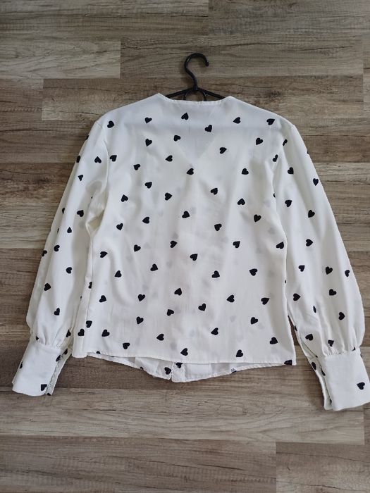 Koszula damska biała śmietankowa w czarne serca CBR S