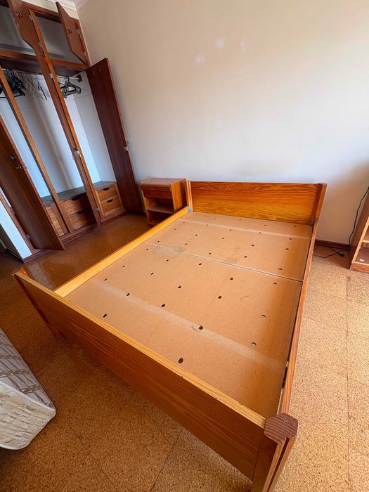Conjunto de Quarto: Cama, Cómoda e Mesas de Cabeceira