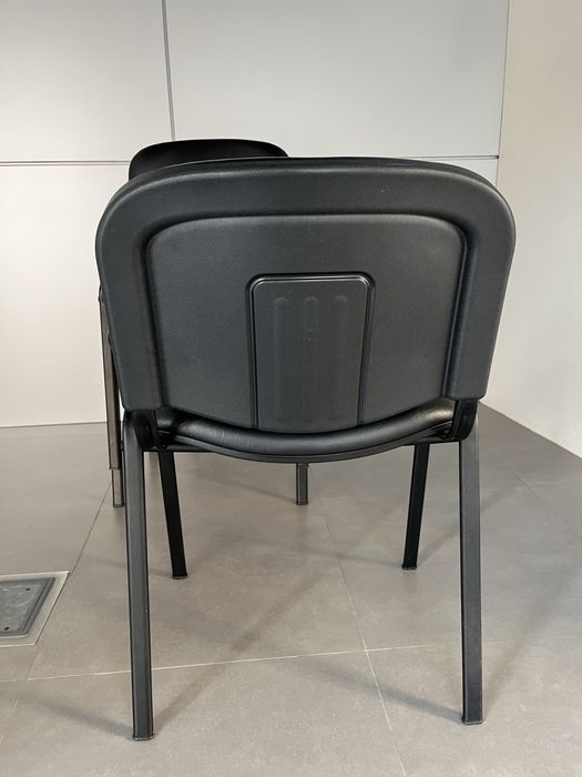 2 cadeiras em pele preta