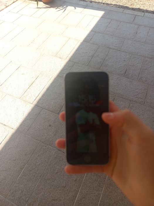 iPhone SE quase novo