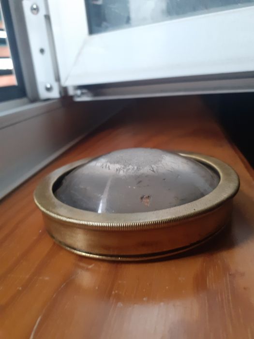 Peça em latão com vidro olho de boi para Lampião antigo diâmetro 10cm